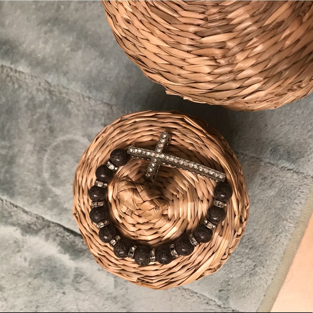 🙌🏼cross bracelet with beads 🙌🏼